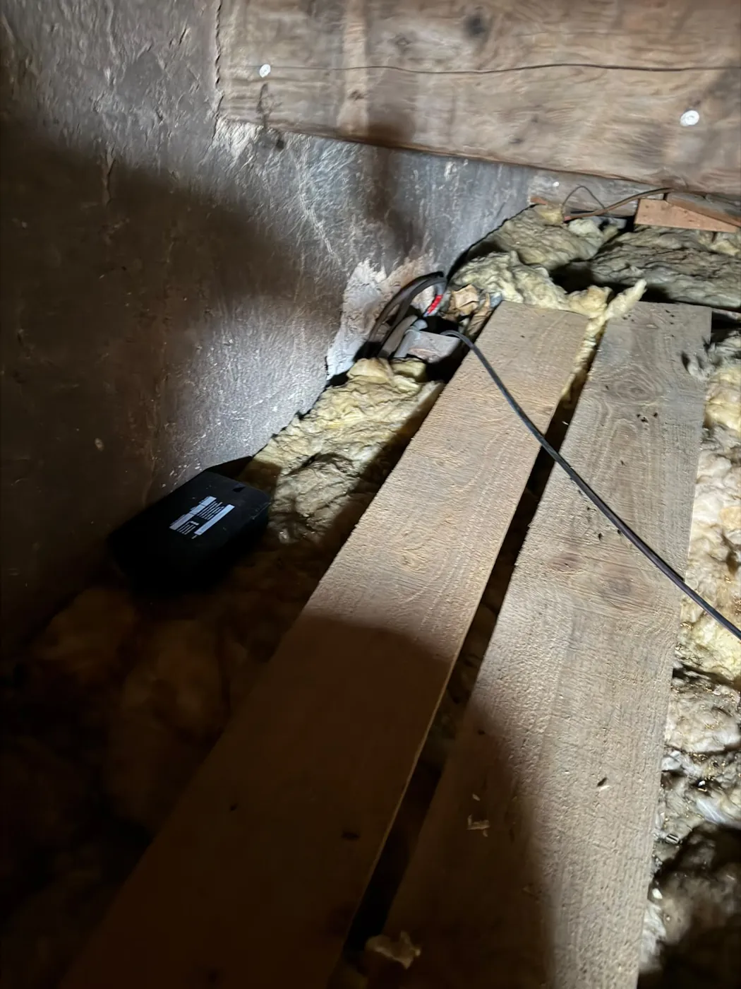 Dispositif de dératisation posé sur une zone de passage dans une cave à Marseille