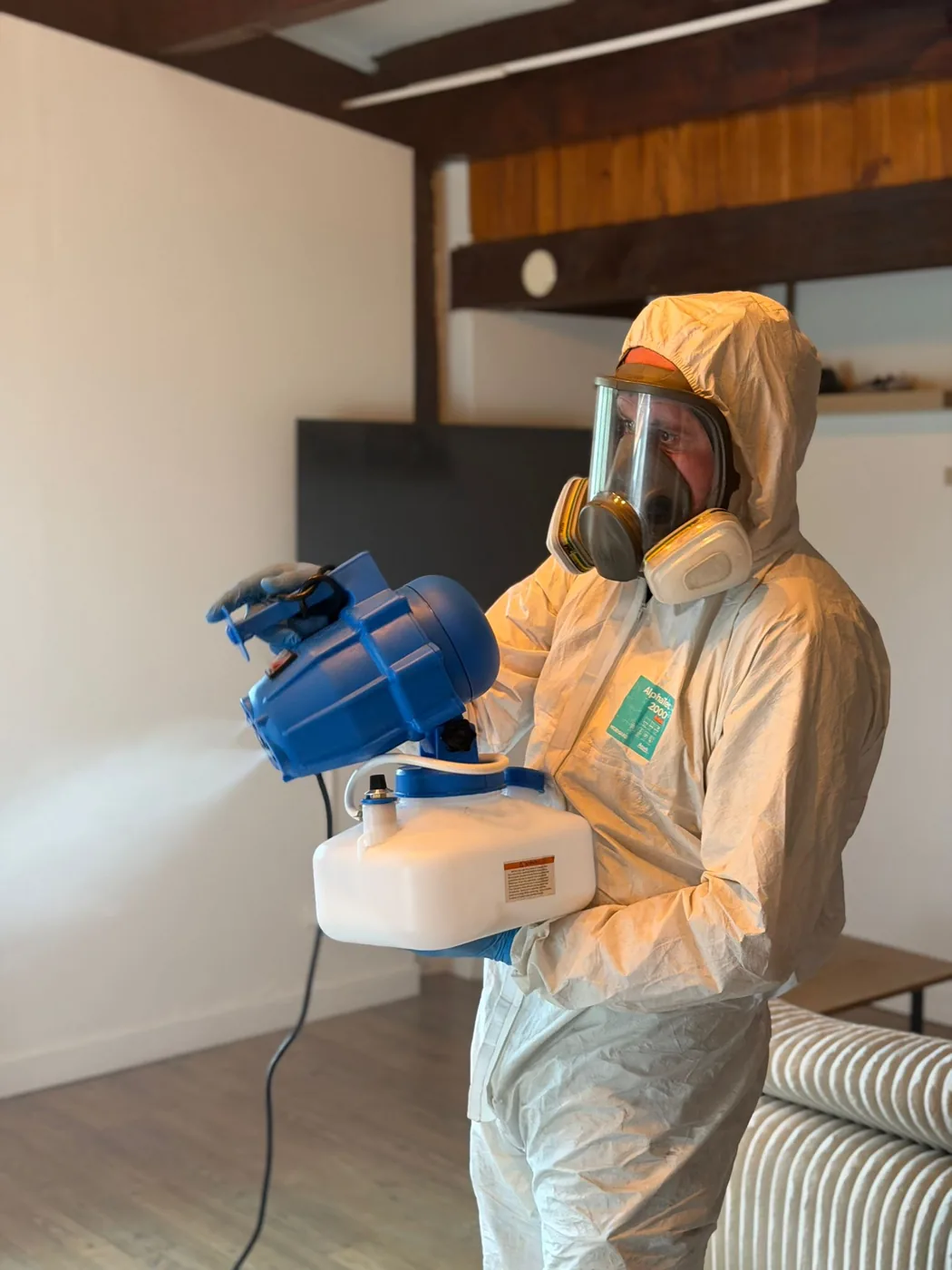 Technicien traitant un logement contre les mouches avec un nébulisateur à Aubagne
