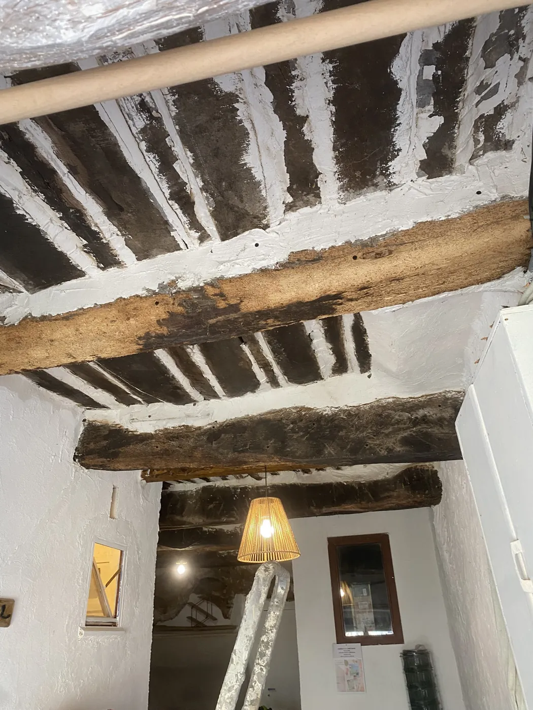Plafond à poutres traité contre les insectes du bois à Pourrières