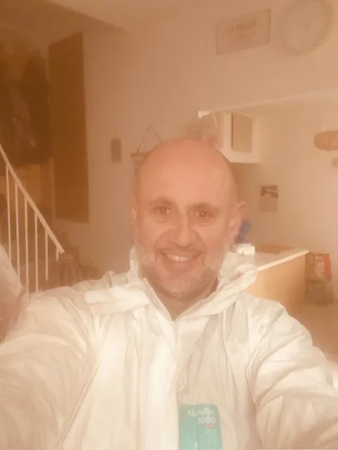 Technicien de Nuisibles Chrono dans un logement traité contre les punaises de lit à Rousset