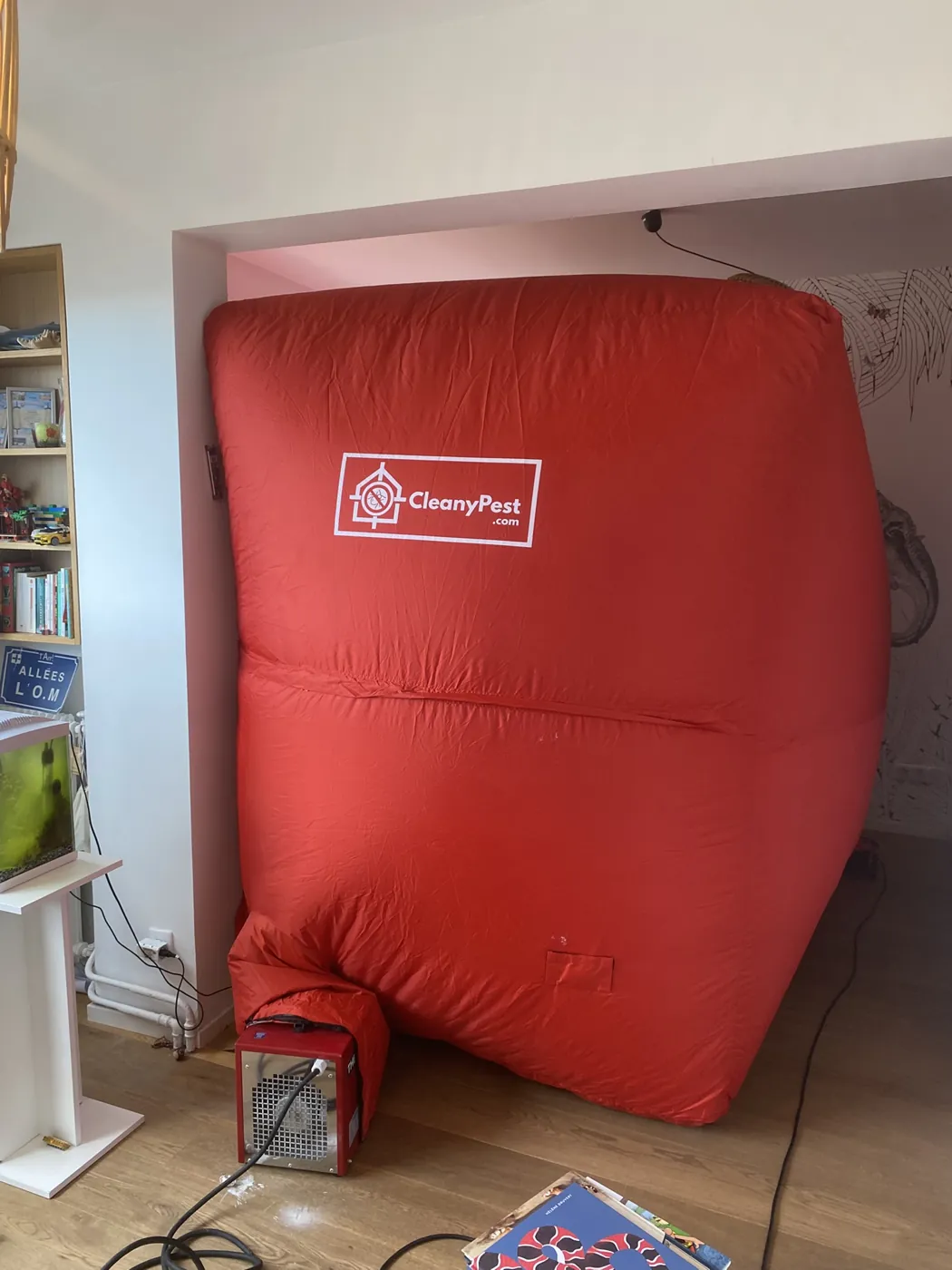 Tente chauffante installée dans une chambre pour traiter des punaises de lit à Marseille