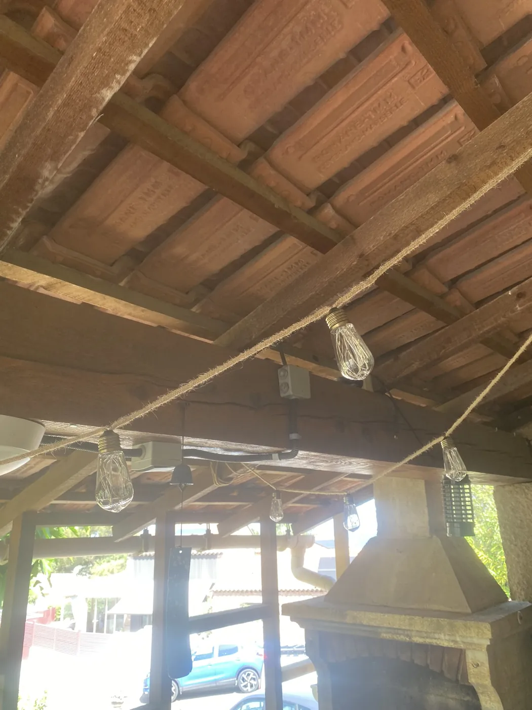 Terrasse couverte en bois traitée contre les insectes du bois à Aubagne