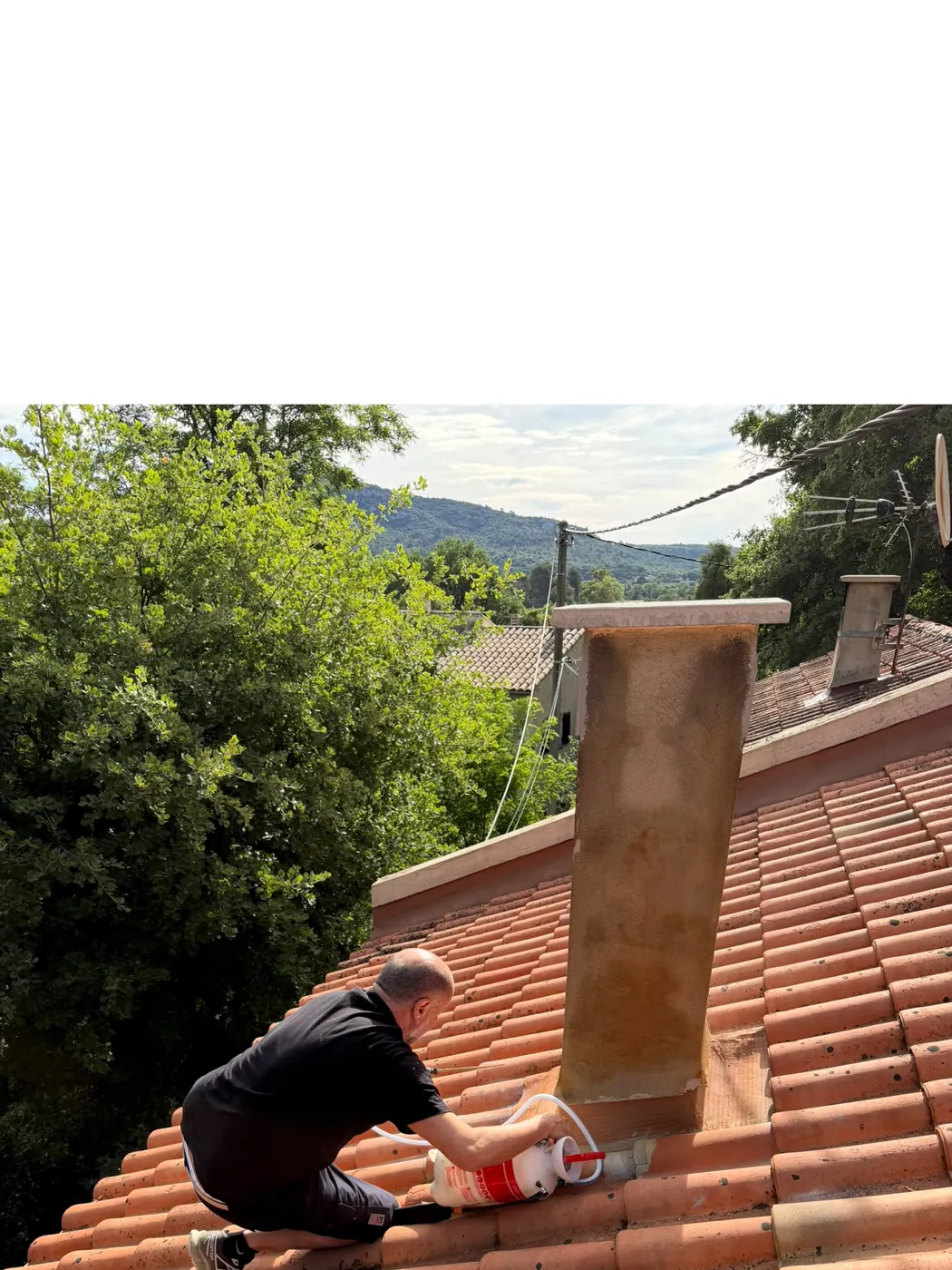 Traitement sur le toit au pied d'une cheminée contre les fourmis charpentières à Rians